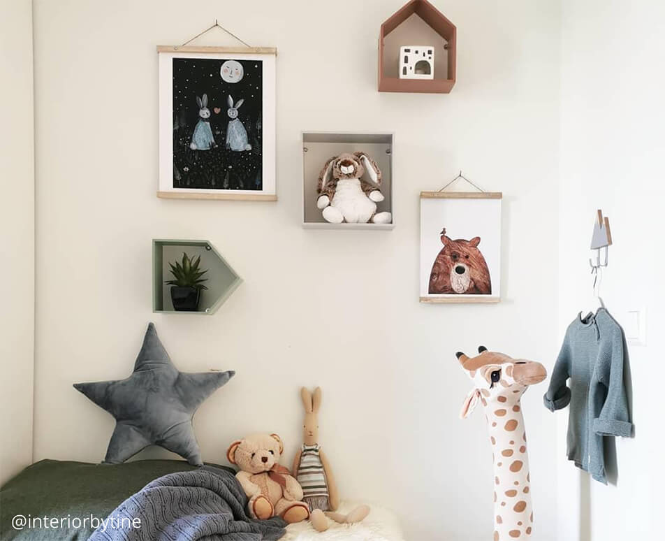Décoration de chambre d'enfant - peluches et tableaux d'enfants