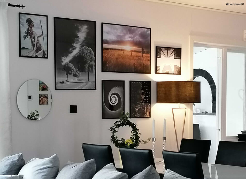 Mur d'images avec miroir et cadres noirs