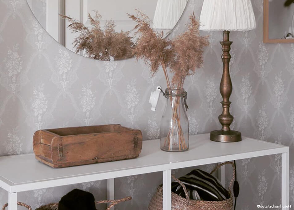 Décoration du hall - petit rangement dans bol en bois, miroir rond, lampe en bronze