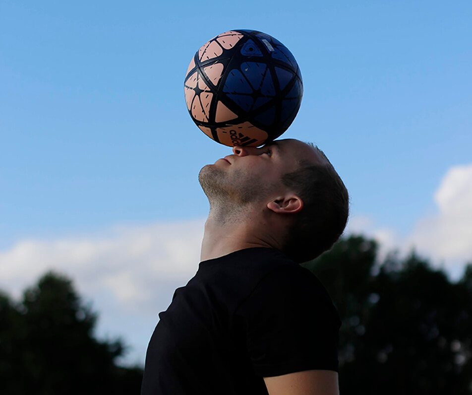 Le designer Tim Hansson fait des gestes de football